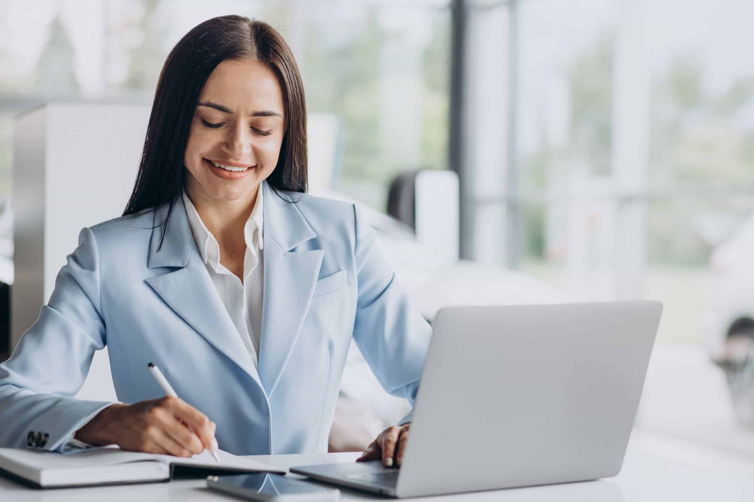 About Us 2 femme d affaires travaillant au bureau sur ordinateur scaled